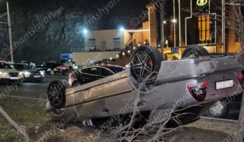 «Mercedes-ը «Բելաջիո» ռեստորանի մոտ բախվել է բազալտե եզրաքարերին, կոտրել ծառն ու գլխիվայր շրջվել