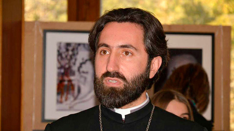 Որքա՞ն կարելի է պատերի ու ստվերների տակ ծվարած՝ ոչինչ չասող կոչեր և ուղերձներ հնչեցնել, հարկ է ի մի գան բոլոր քաղաքական ուժերն ու գործիչները.  Ասողիկ աբեղա Կարապետյան