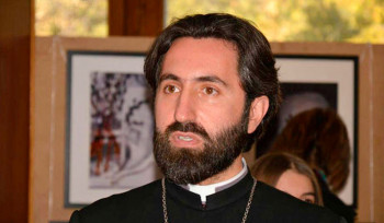 Որքա՞ն կարելի է պատերի ու ստվերների տակ ծվարած՝ ոչինչ չասող կոչեր և ուղերձներ հնչեցնել, հարկ է ի մի գան բոլոր քաղաքական ուժերն ու գործիչները.  Ասողիկ աբեղա Կարապետյան