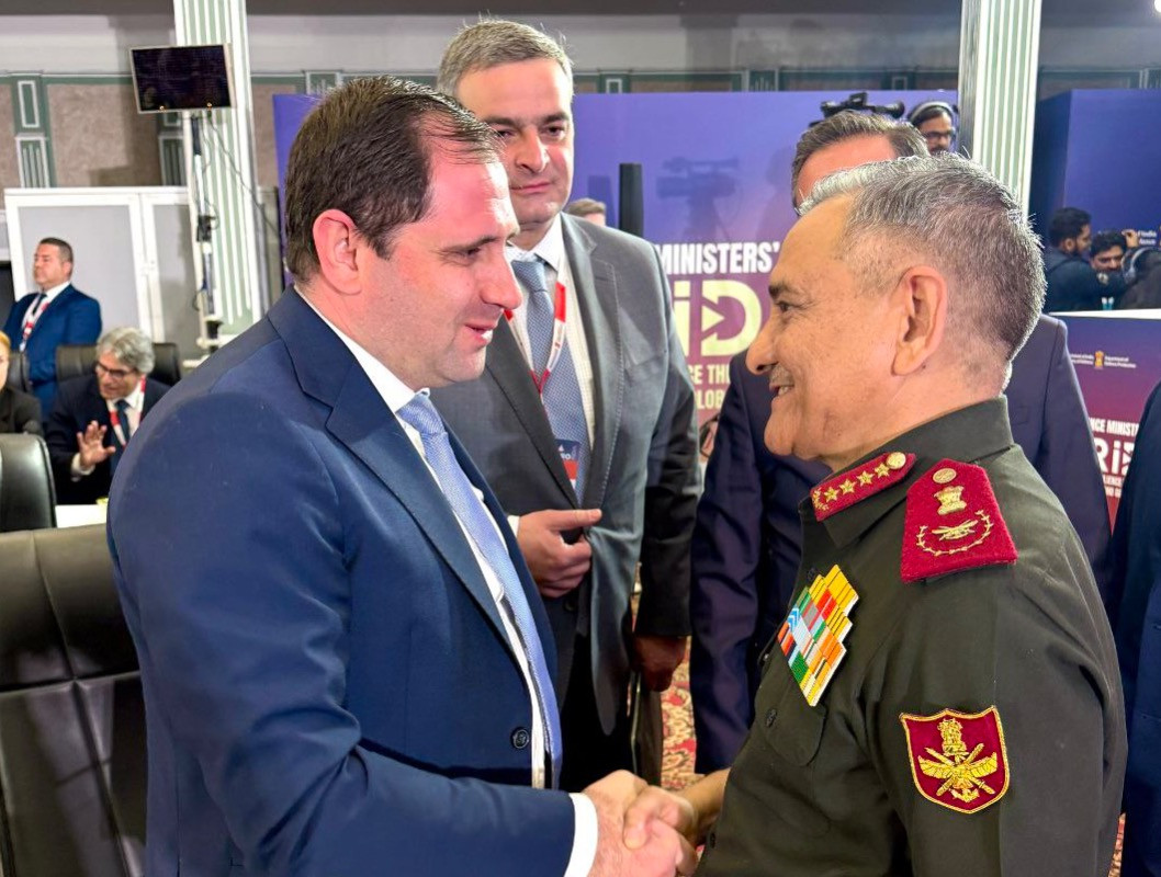 Պապիկյանը կարճատև զրույց է ունեցել Հնդկաստանի զինված ուժերի գլխավոր շտաբի պետի հետ