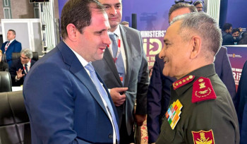 Պապիկյանը կարճատև զրույց է ունեցել Հնդկաստանի զինված ուժերի գլխավոր շտաբի պետի հետ