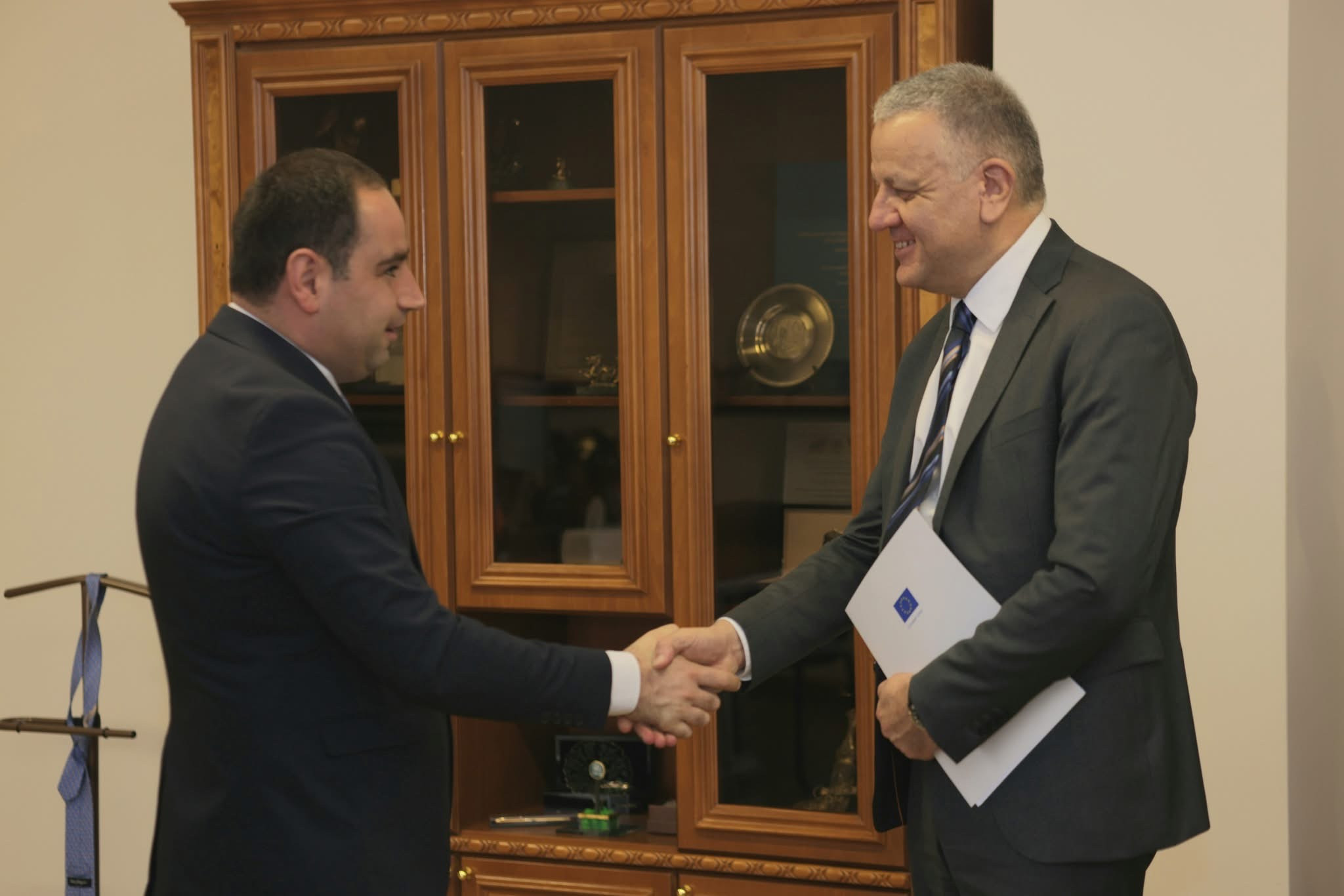 Դավիթ Խուդաթյանը և դեսպան Վասիլիս Մարագոսը քննարկել են ավիացիոն ոլորտին առնչվող հարցեր
