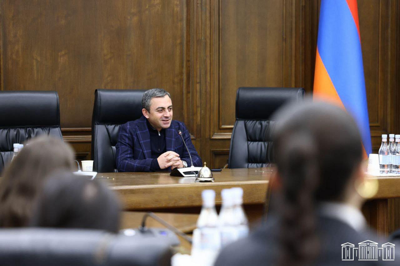Իշխան Սաղաթելյանը ԱԺ-ում երիտասարդների հետ քննարկել է Ադրբեջանի և Թուրքիայի հետ հարաբերությունների վերաբերյալ առկա ՀՅԴ մոտեցումները