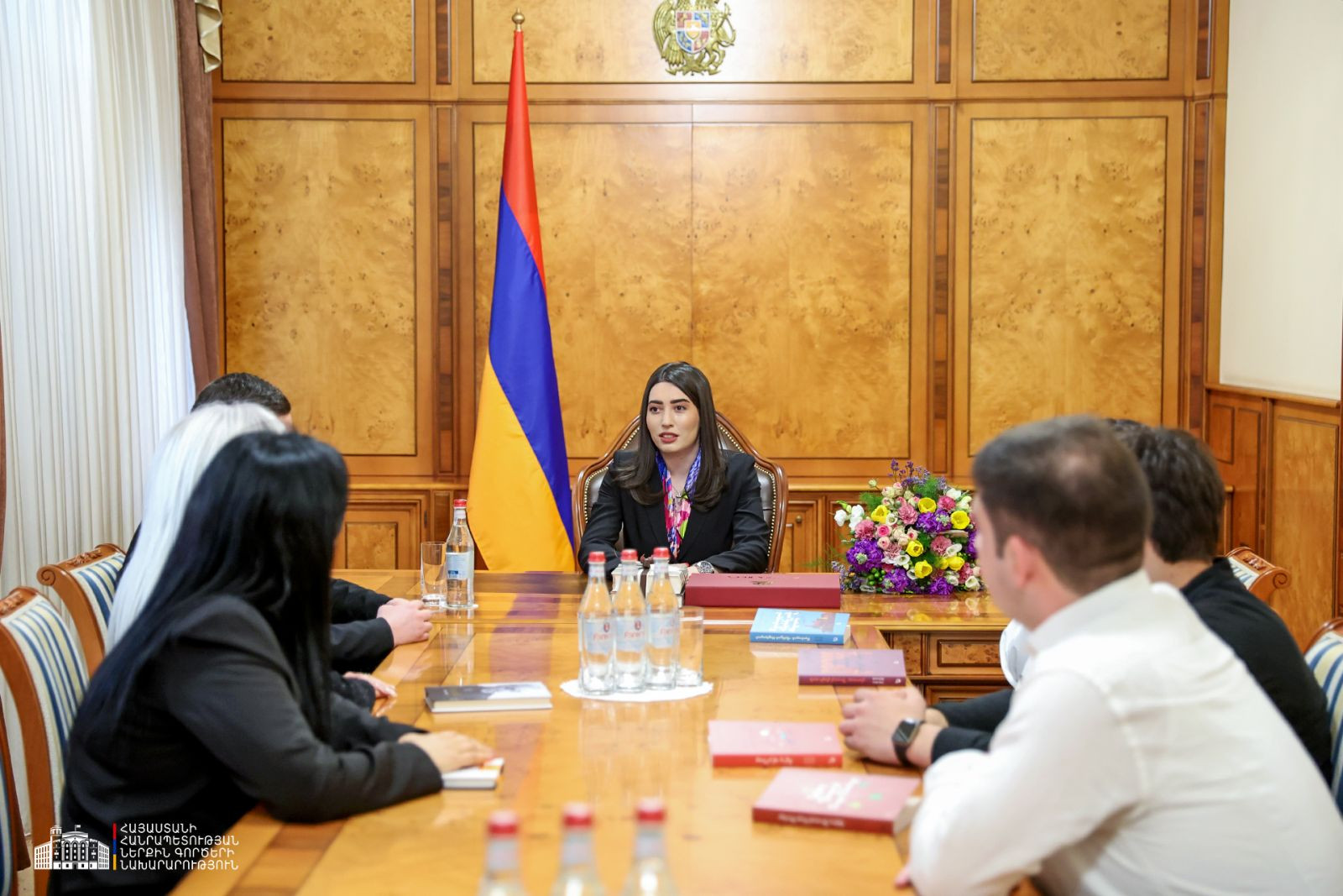 ՆԳ նախարարը Գիրք նվիրելու օրվա կապակցությամբ ընդունել է դպրոցականների (տեսանյութ)
