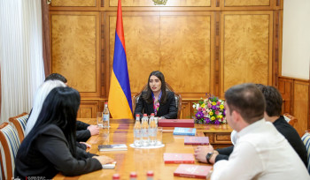 ՆԳ նախարարը Գիրք նվիրելու օրվա կապակցությամբ ընդունել է դպրոցականների (տեսանյութ)