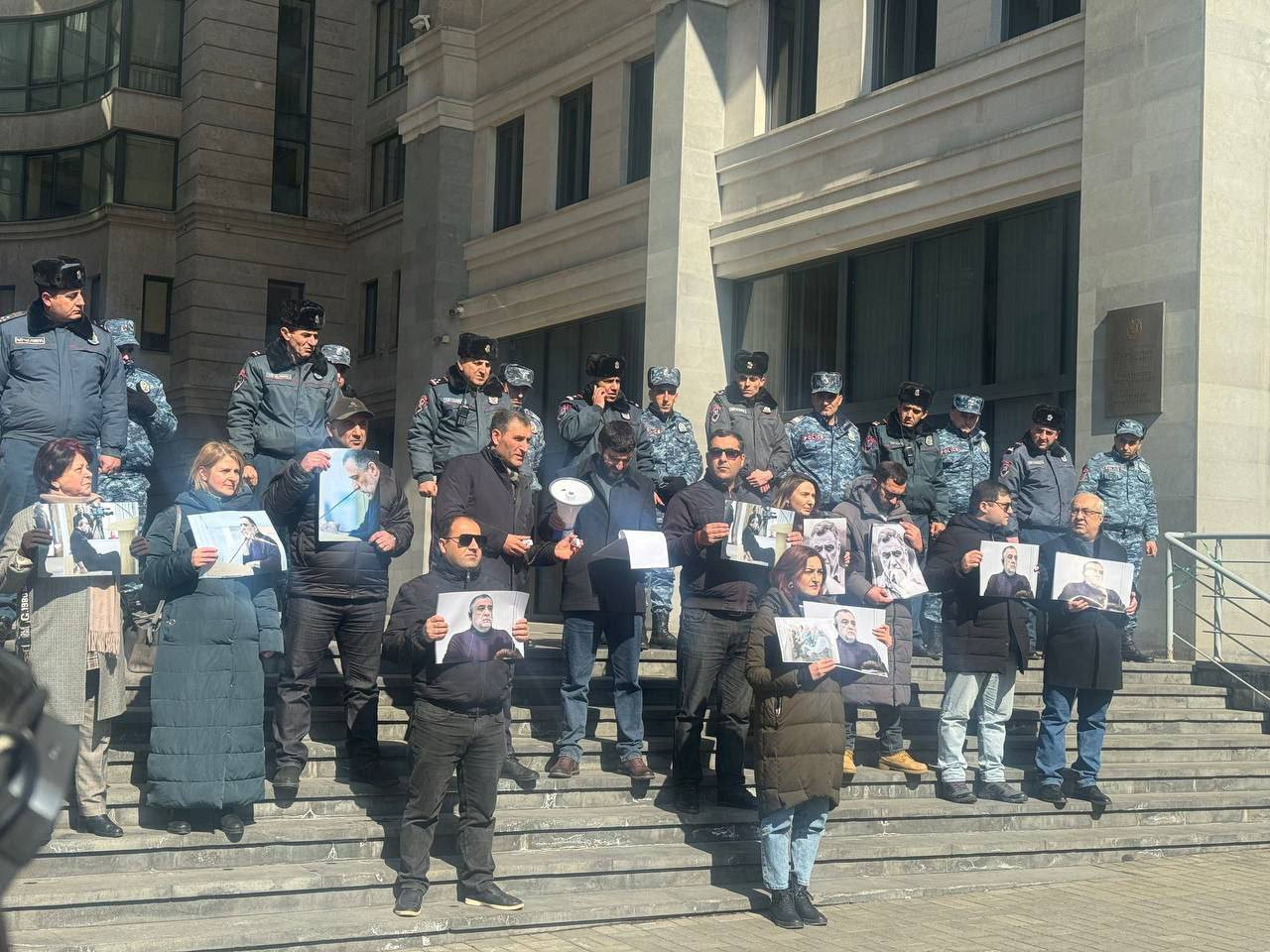 «Հայ ռազմագերիները քո լռության պատանդն են, Փաշինյան». Երևանում բողոքի ակցիաներ են անցկացվում