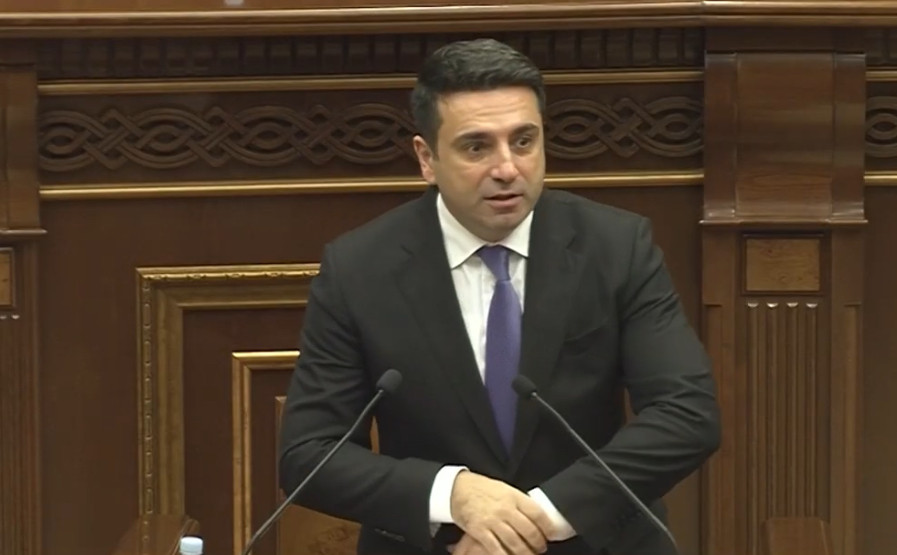 Մի ամբողջ լեզու է ձևավորվել սիգնալով իրար հայհոյելու, որը հետագայում ռազբորկեքի առիթ է դառնում. եկեք իրար սիգնալ տալը խստացնենք. Ալեն Սիմոնյան