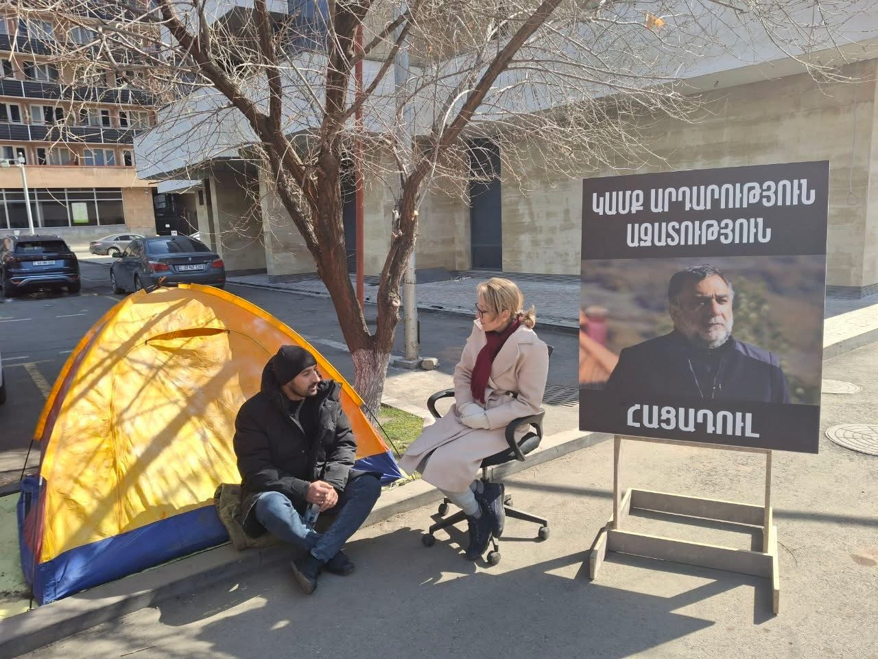 Մանե Թանդիլյանն այցելել է ՄԱԿ-ի գրասենյակի դիմաց հացադուլ իրականացնող Լևիկ Խաչատրյանին