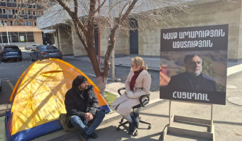 Մանե Թանդիլյանն այցելել է ՄԱԿ-ի գրասենյակի դիմաց հացադուլ իրականացնող Լևիկ Խաչատրյանին