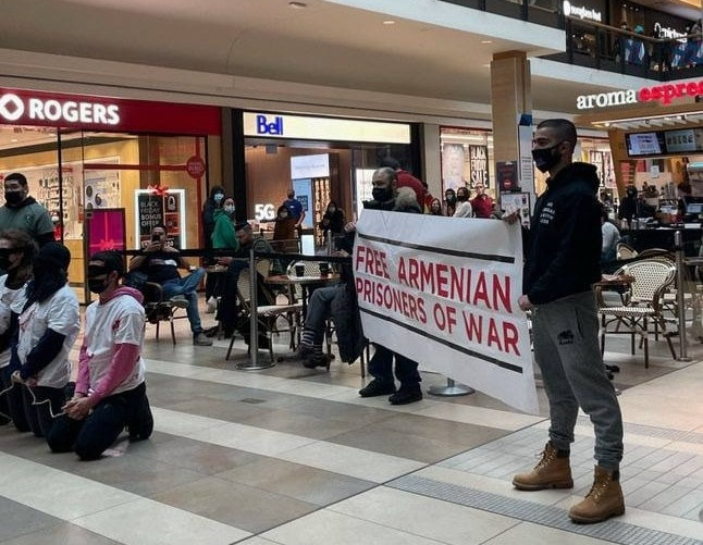 Տորոնտոյի հայ երիտասարդները Toronto Eaton Centre-ում և փողոցներում բարձրաձայնել են Բաքվից գերիների ազատ արձակման պահանջը (լուսանկարներ)