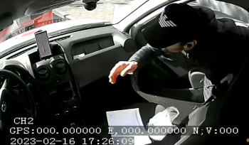 Տեսախցիկը ֆիքսել է մեքենայից գողություն անող անձին․ նա որոնվում է (տեսանյութ)