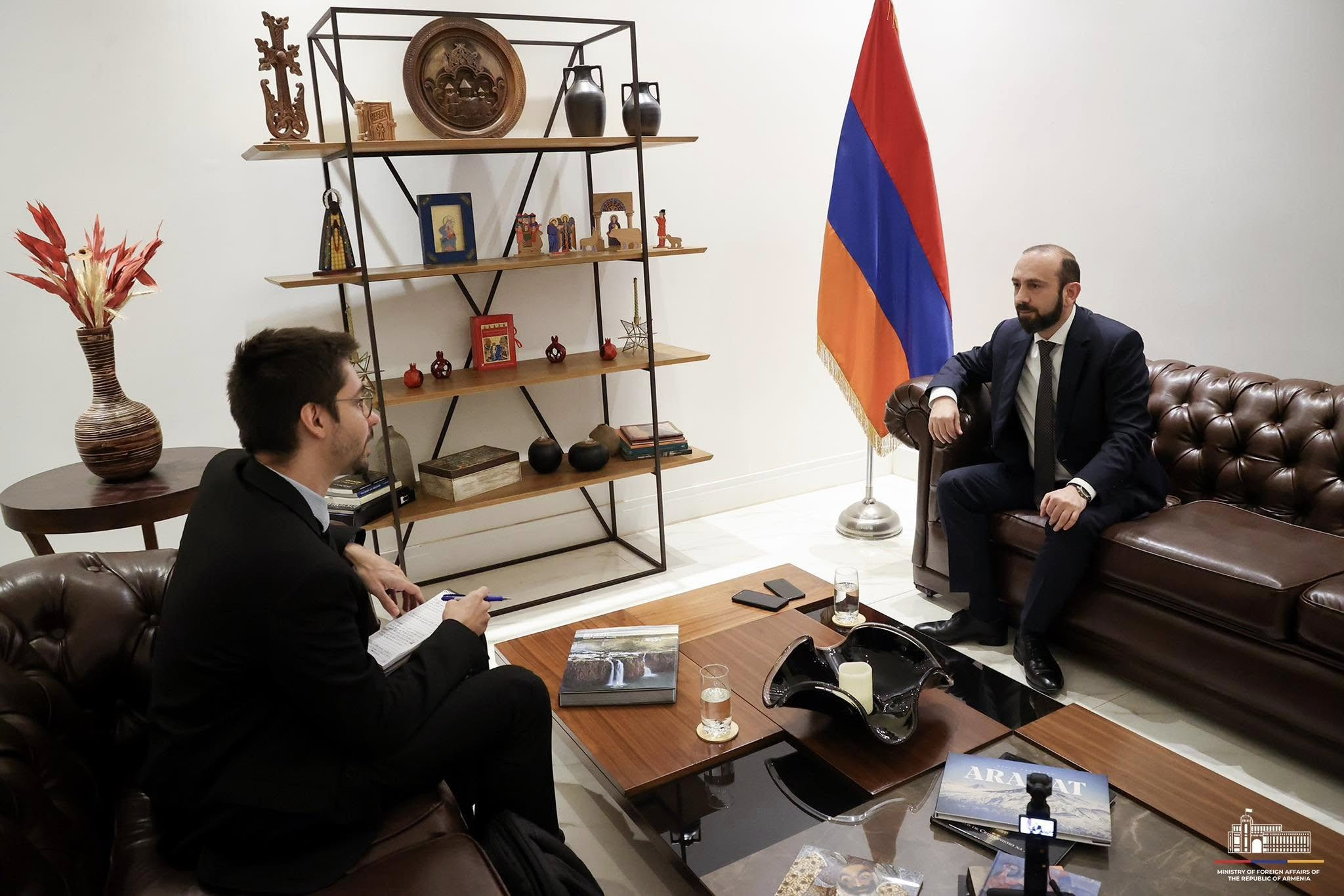 Այս խաղաղության պայմանագիրը սահմանում է մի շարք կարևոր դրույթներ, խոսում եմ տարածքային ամբողջականության փոխադարձ ճանաչման մասին. Միրզոյան