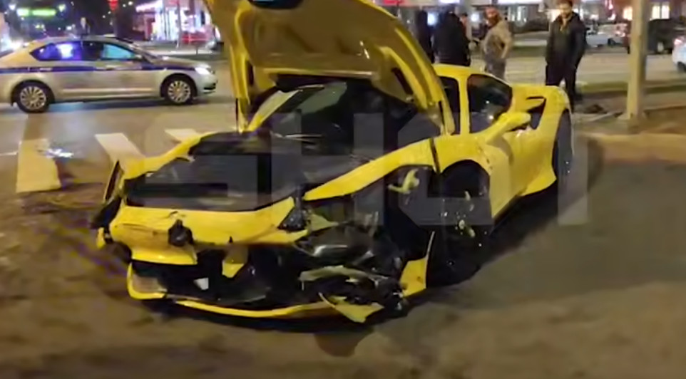 Մոսկվայում Ferrari F8-ը վթարի է ենթարկվել (տեսանյութ)
