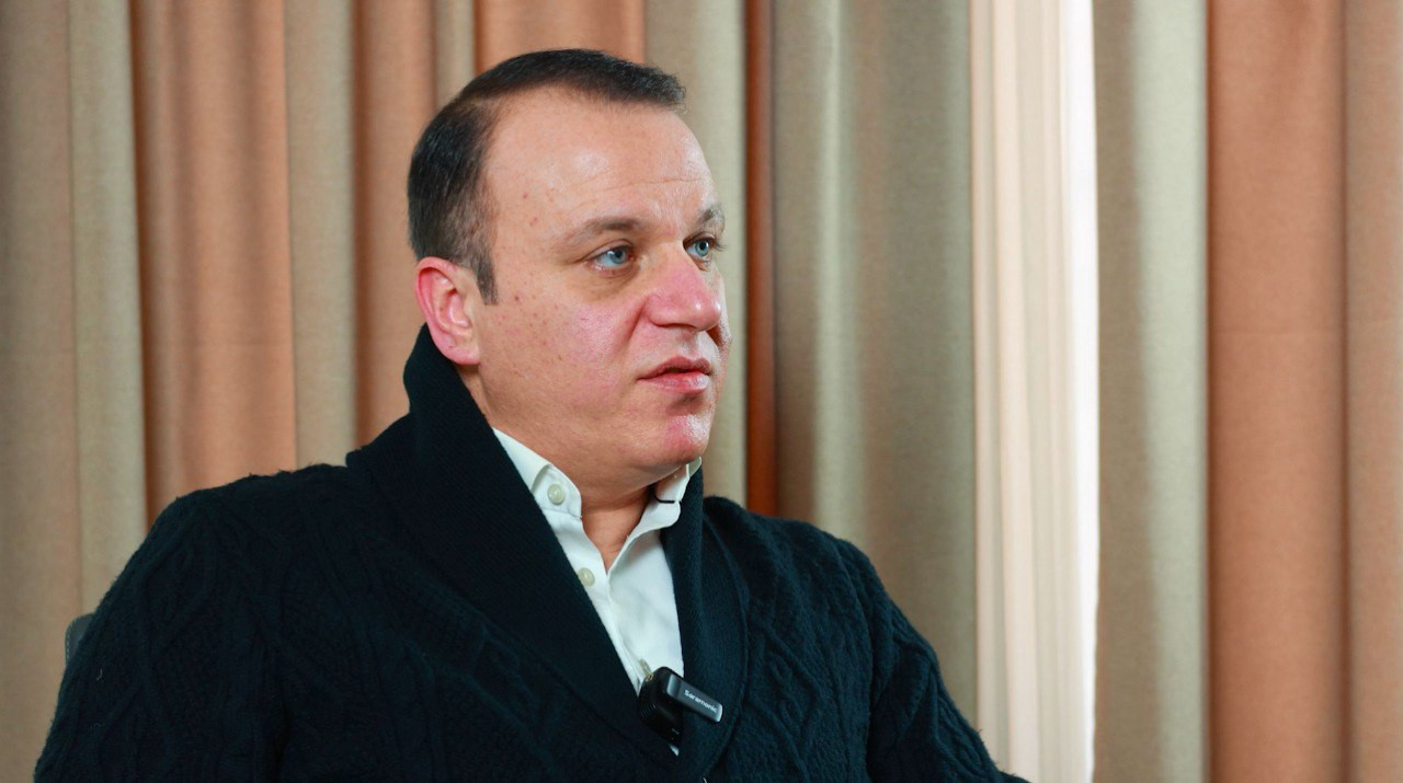 Մեկ-մեկ անօգուտ է մտահոգվել  էս երկրի փոսի մեջ լինելու հանգամանքով, երբ հանրային քննարկման թեման Անդրեի կինն է և Ջենիֆեր Լոպեսի լոպեսը. Վլադիմիր Մարտիրոսյան