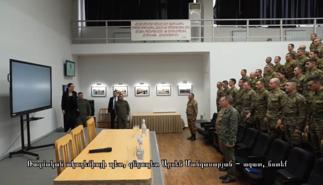 «Ազա՛տ, նստե՛լ» հրահանգից հետո, երբ զինանձնակազմը նստելիս է եղել, գլխավոր դատախազը ողջունել է կուրսանտներին,  վերջիններս ուղղվել են, ողջունել․ ՊՆ -ն նոր տեսանյութ է հրապարակել