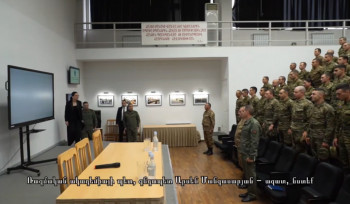 «Ազա՛տ, նստե՛լ» հրահանգից հետո, երբ զինանձնակազմը նստելիս է եղել, գլխավոր դատախազը ողջունել է կուրսանտներին,  վերջիններս ուղղվել են, ողջունել․ ՊՆ -ն նոր տեսանյութ է հրապարակել
