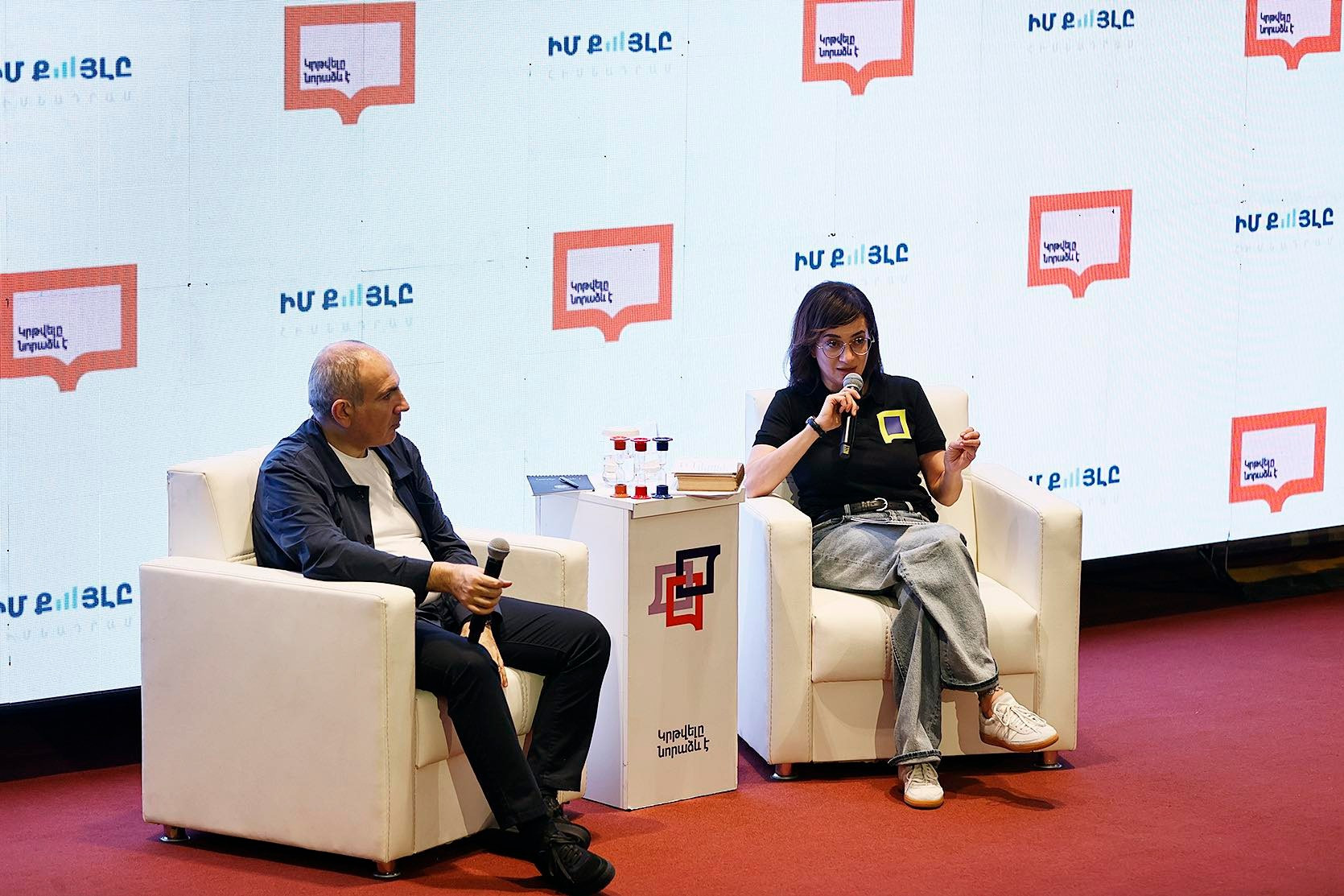 Փաշինյանը կնոջ հետ անհատական կամ փոքր խմբերով հանդիպումներ է ունենում կառավարության շենքում. «Հրապարակ»