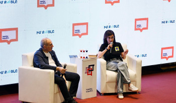 Փաշինյանը կնոջ հետ անհատական կամ փոքր խմբերով հանդիպումներ է ունենում կառավարության շենքում. «Հրապարակ»