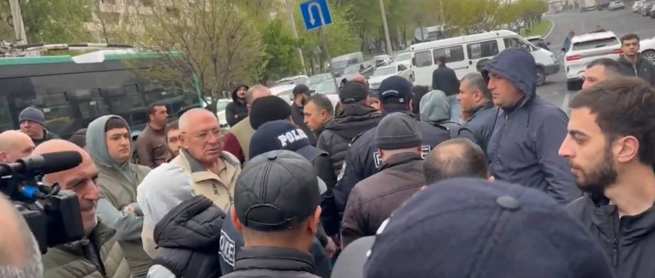 Ավինյանը գործուղման մեջ է. հայտնի է՝ քաղաքապետը երբ կընդունի  «Անաստաս Միկոյան 64» շենքի բնակիչներին
