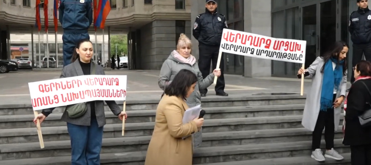 Արցախցիները բողոքի ցույց են անում ԱԳՆ շենքի մոտ. հնչեցվել են հստակ պահանջներ ՀՀ կառավարությունից