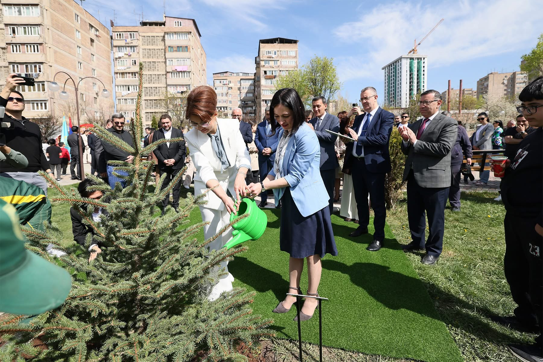 Ալմա-Աթայի փողոցի հարակից տարածքում գտնվող զբոսայգին անվանակոչվել է ղազախ բանաստեղծ Աբայ Կունանբաևի անունով