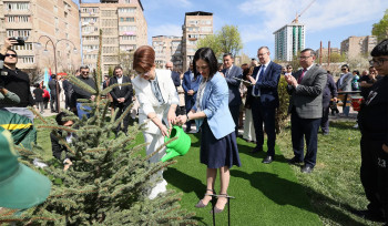 Ալմա-Աթայի փողոցի հարակից տարածքում գտնվող զբոսայգին անվանակոչվել է ղազախ բանաստեղծ Աբայ Կունանբաևի անունով