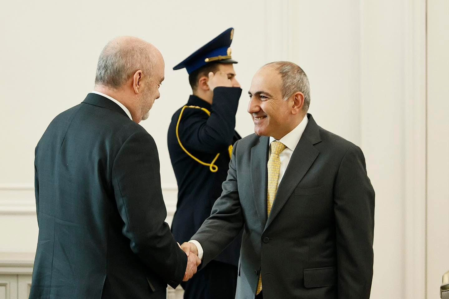 Փաշինյանն ընդունել է Ֆերիդուն Սինիրլիօղլուին. զրուցակիցները Հայաստանի և Ադրբեջանի միջև խաղաղության համաձայնագրի հնարավորինս շուտ ստորագրման հույս են հայտնել