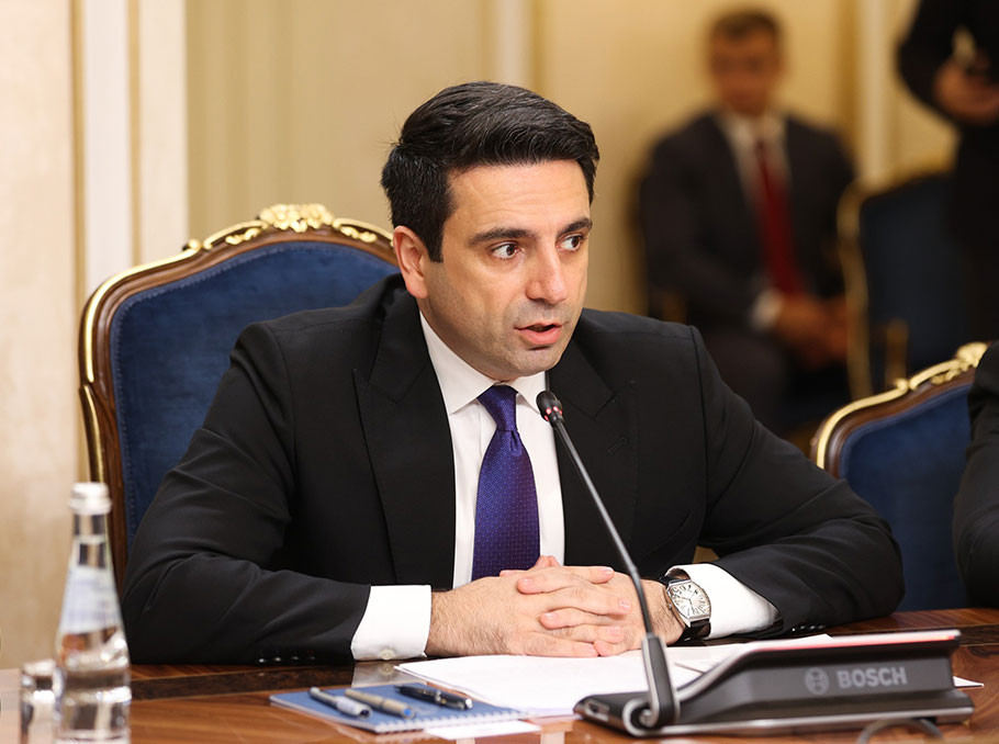 Ալեն Սիմոնյանը Սանկտ Պետերբուրգում փոքր առանձնազրույց է ունեցել Ադրբեջանի ԱԺ նախագահի հետ