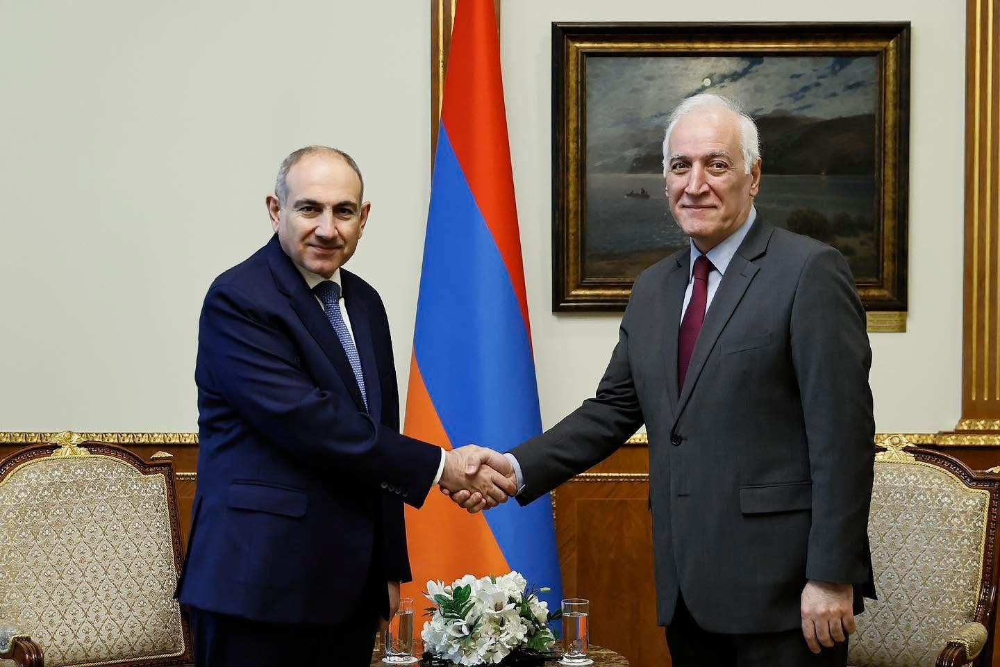 Փաշինյանն այցելել է ՀՀ նախագահի նստավայր և շնորհավորել Վահագն Խաչատուրյանին ծննդյան օրվա առիթով