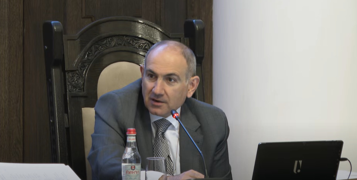 Մեր երկրում կա այդպիսի երևույթ, որ պիտի սև շոր հագնես, ծիծակ կոշիկ հագնես, որովհետև դրանից դուրս կասեն՝ էս ինչի՞ ա սենց․ Նիկոլ Փաշինյան
