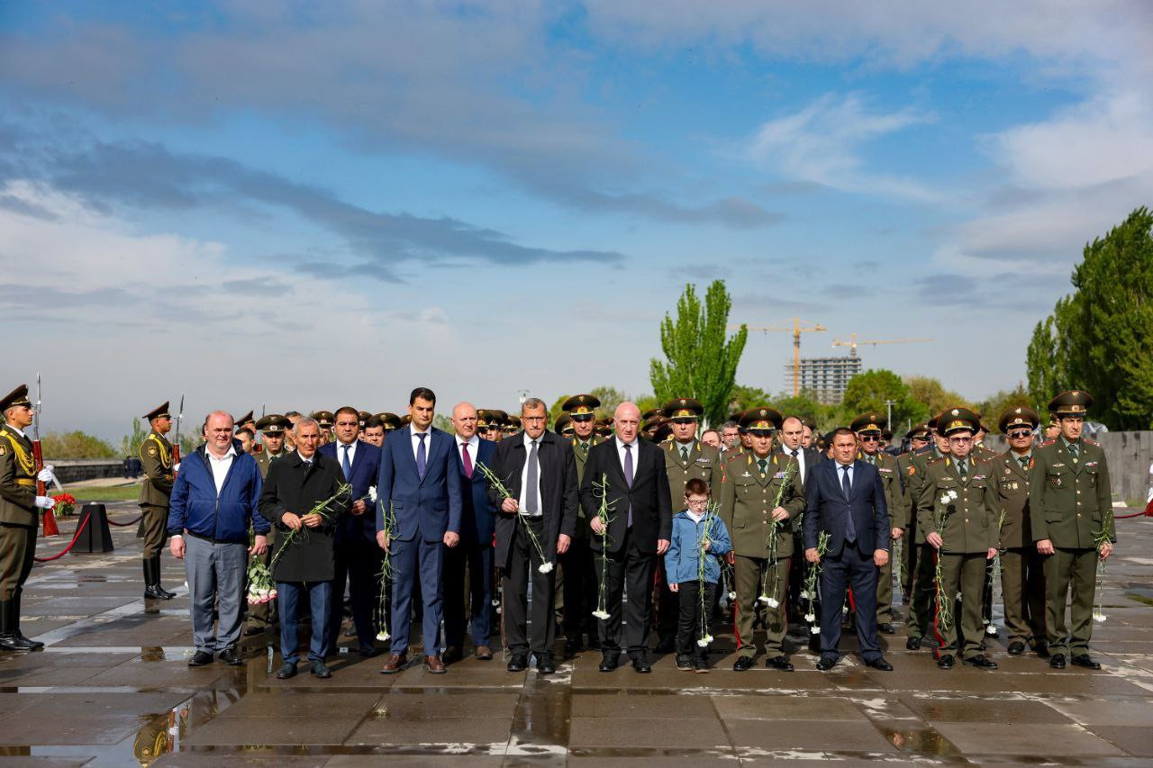 ՀՀ ՊՆ, ԶՈՒ և ԶՈՒ ԳՇ ղեկավար կազմն այցելել է Ծիծեռնակաբերդ (լուսանկարներ)