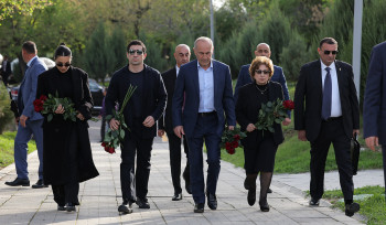Ռոբերտ Քոչարյանը՝ տիկնոջ, որդու և հարսի հետ այցելել է Ծիծեռնակաբերդ (լուսանկարներ)