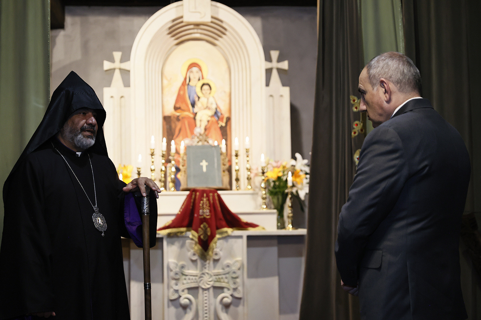 Եթե որևէ մեկի համոզումները վիրավորել եմ,  ներողություն եմ  խնդրում, միակ նպատակս էր Հայաստանը ներկայացնող պաշտոնյային օտար միջավայրում ըստ արժանվույն դիմավորել․ Վազգեն Սրբազան