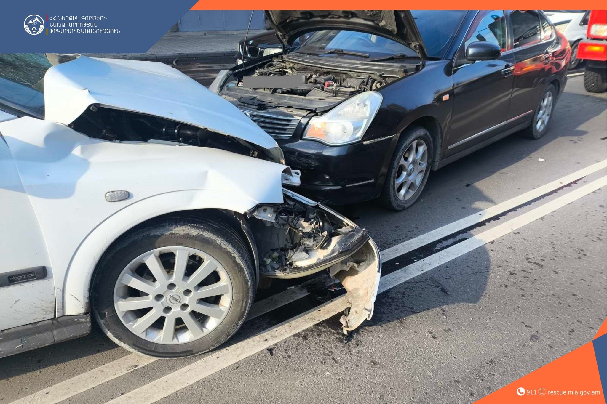 Երևանում բախվել են մեքենաների, վթարի մասնակիցներից մեքենաներից մեկը բախվել է լուսացույցին և պատին