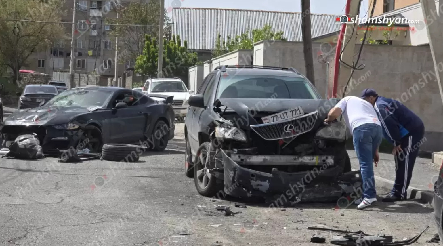 Երևանում «Ford Mustang»-ը բախվել է ճանապարհի թույլատրելի հատվածում կայանված մեքենաներին