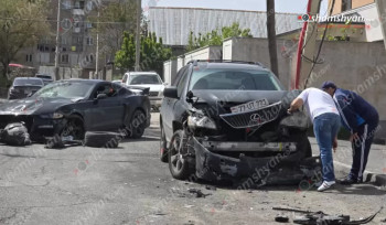 Երևանում «Ford Mustang»-ը բախվել է ճանապարհի թույլատրելի հատվածում կայանված մեքենաներին