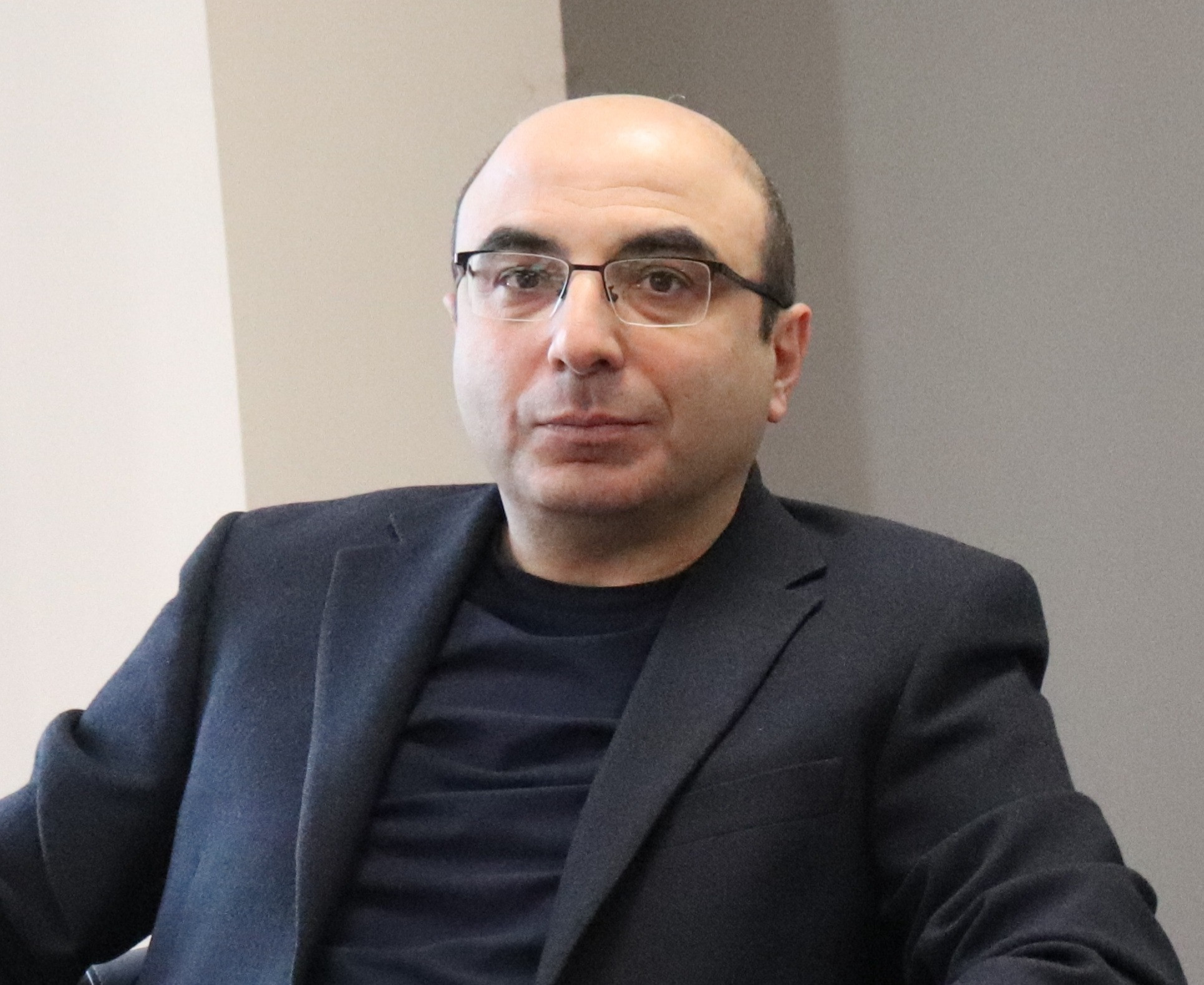 Այս խորհրդարանը վաղուց կապ չունի լայն հասարակության հետ, ինքն իր համար խորհրդարան է․ սա այն ԱԺ-ն է, որն Արցախի կորստից մեկ շաբաթ առաջ ու մեկ շաբաթ հետո հանգիստ աշխատում էր․ Վահե Հովհաննիսյան