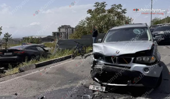 Սարալանջի փողոցում բախվել են 2 BMW-ները, դրանցից մեկը կոտրել է երկաթե թիթեղն ու հայտնվել փոսում. վթարի պատճառը հայտնի է