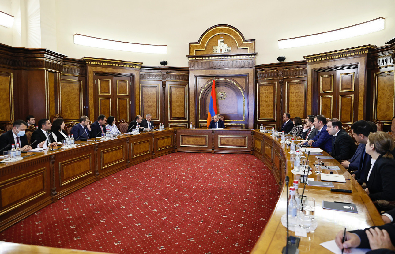 Որտեղ ունենք կրթահամալիր, այդ տեղերի ճանապարհների նորոգումը բացարձակ առաջնահերթություն է. Փաշինյան