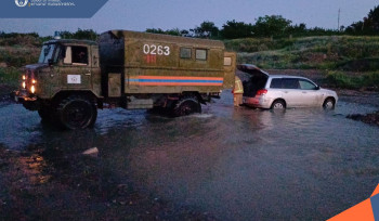 Փրկարարներն ավտոմեքենան դուրս են բերել գետից