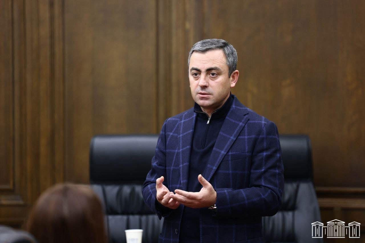 Ո՞վ սրա տեղը լինի` չի գժվի. պատասխան ես տալու ամեն քայլիդ համար, ասեմ` անմեղսունակ լինելու որևէ տեղեկանք չի անցնելու. Իշխան Սաղաթելյան