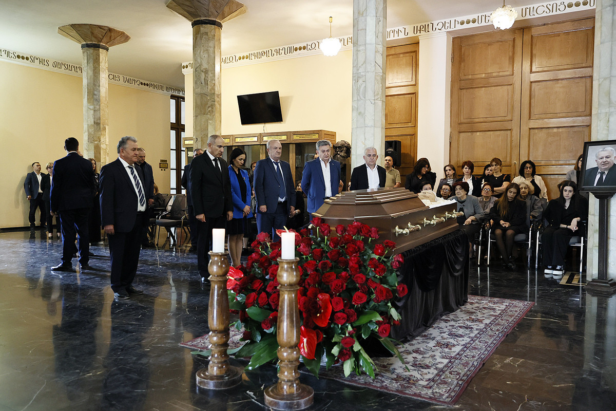 Վարչապետը հարգանքի տուրք է մատուցել Ռադիկ Մարտիրոսյանի հիշատակին (լուսանկարներ)
