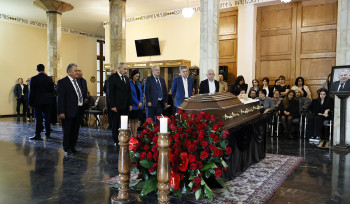 Վարչապետը հարգանքի տուրք է մատուցել Ռադիկ Մարտիրոսյանի հիշատակին (լուսանկարներ)