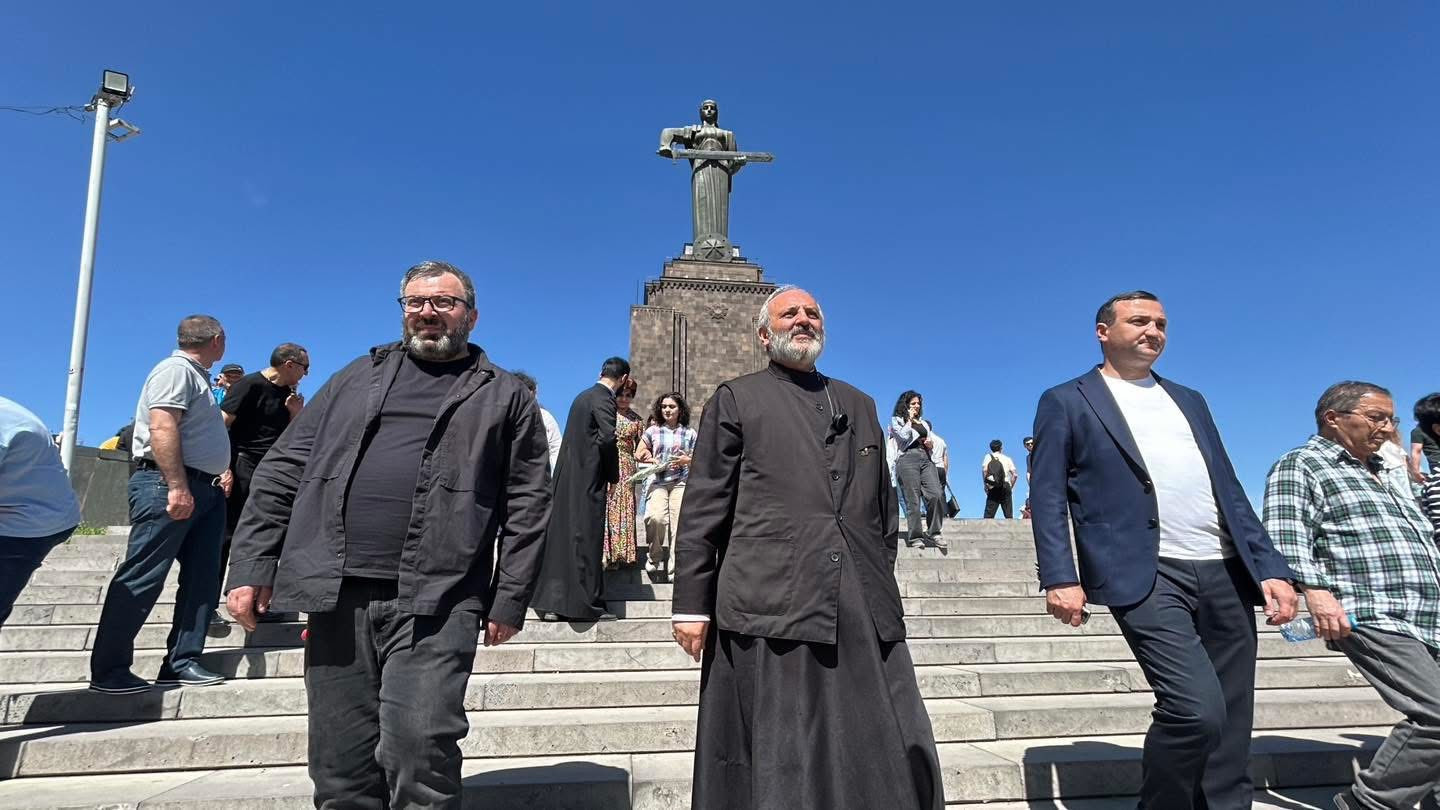 Մայիսի 9-ին Բագրատ Սրբազանի հետ այցելեցինք «Եռաբլուր» զինվորական պանթեոն և «Հաղթանակ» զբոսայգի․ Գառնիկ Դանիելյան