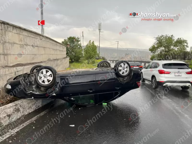 Սարալանջի փողոցի սկզբնամասում «Ford»-ը բախվել է բազալտե եզրաքարին և գլխիվայր շրջվել