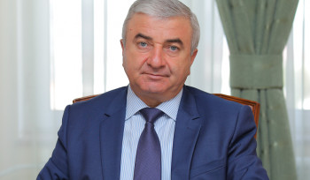 Ինչպես կարելի է առավելությունը դարձնել բեռ,  հպարտությունը՝ նվաստացում, իսկ գաղափարախոսությունը՝ պարտվողականություն. Աշոտ Ղուլյանի հոդվածը