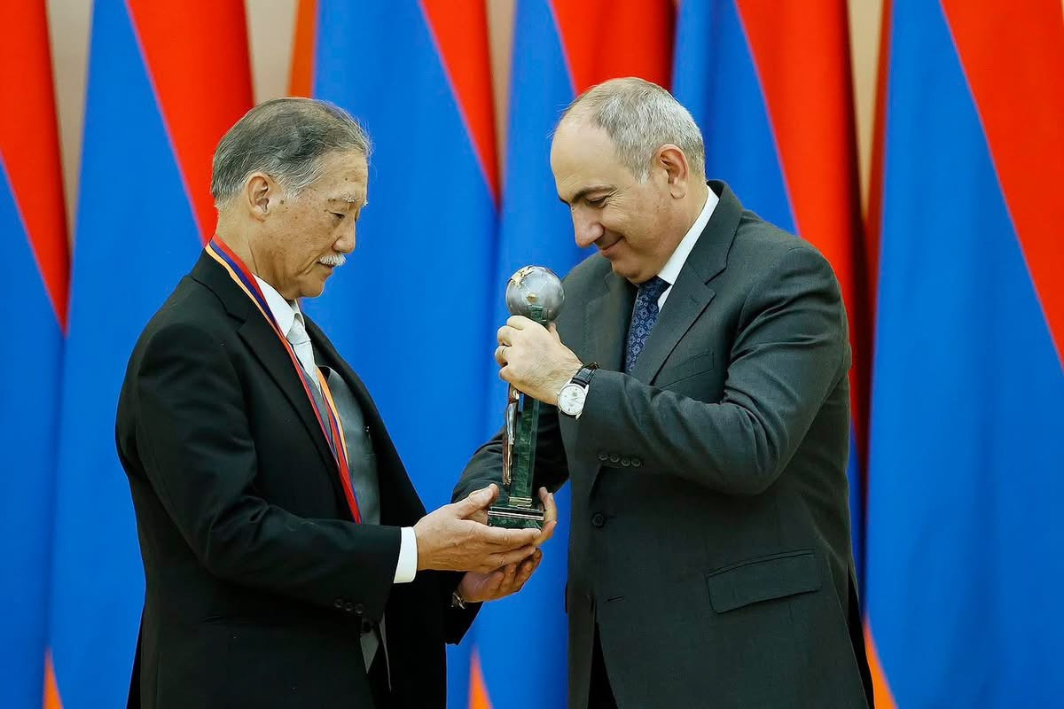 Փաշինյանը Բարձր տեխնոլոգիաների ոլորտում համաշխարհային ներդրման համար ՀՀ պետական մրցանակը հանձնել է Յոշիակի Դեյմոն Հագիվարային