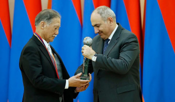 Փաշինյանը Բարձր տեխնոլոգիաների ոլորտում համաշխարհային ներդրման համար ՀՀ պետական մրցանակը հանձնել է Յոշիակի Դեյմոն Հագիվարային
