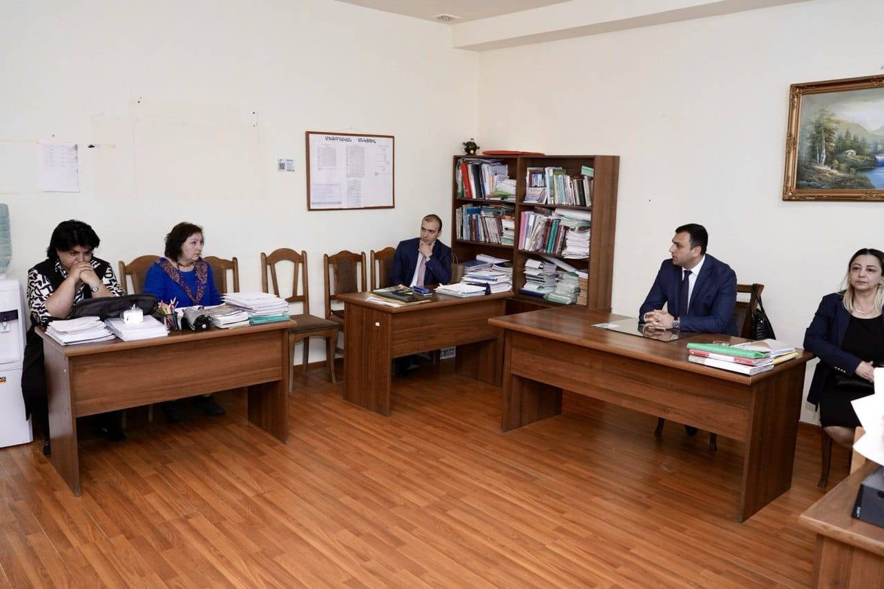 Աղմկահարույց դեպքից հետո Արմավիրի մարզպետն այցելել է Մերձավանի դպրոց՝ ծանոթանալու դպրոցում տիրող իրավիճակին