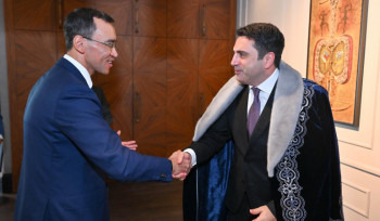 Ղազախստանի խորհրդարանի Սենատի նախագահի կողմից ստացա ղազախական ազգային տարազ՝ շապան. Ալեն Սիմոնյան